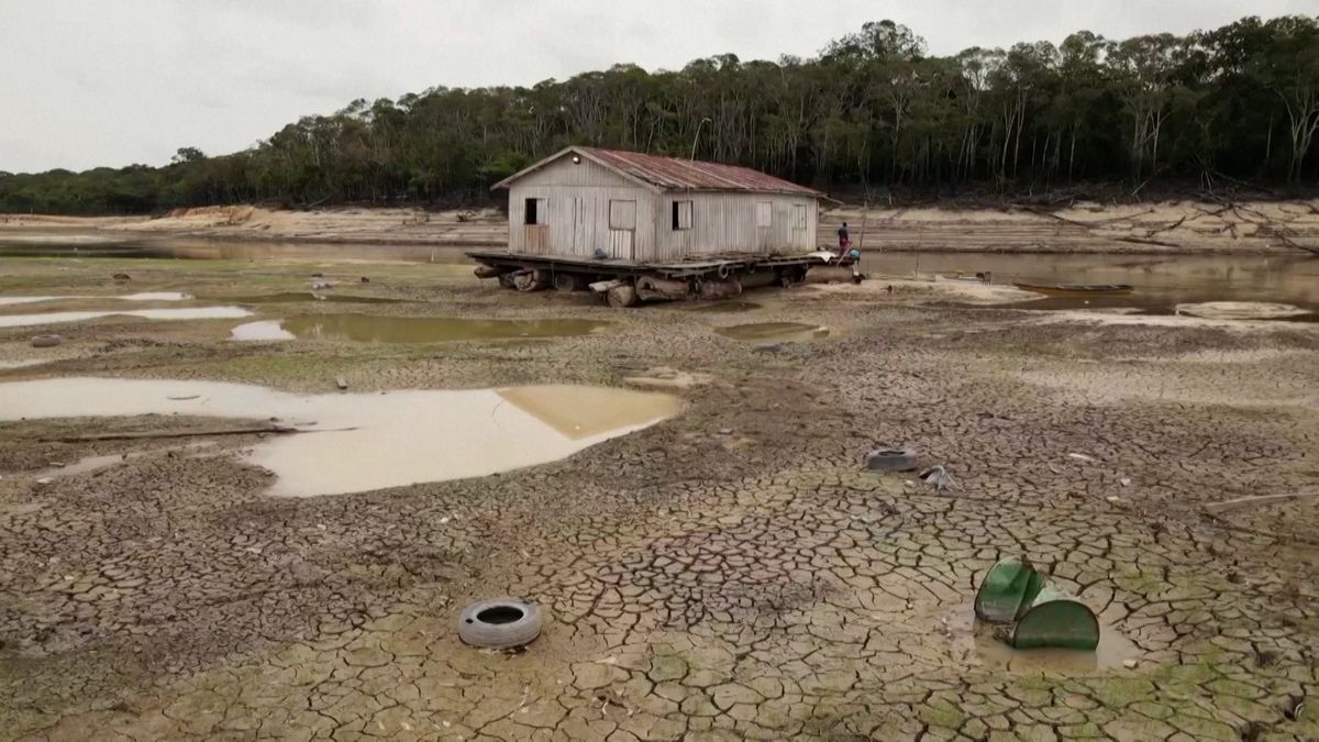 Hladina Amazonky klesla na stoleté minimum. Lidé  jsou odříznuti od dodávek vody a potravin